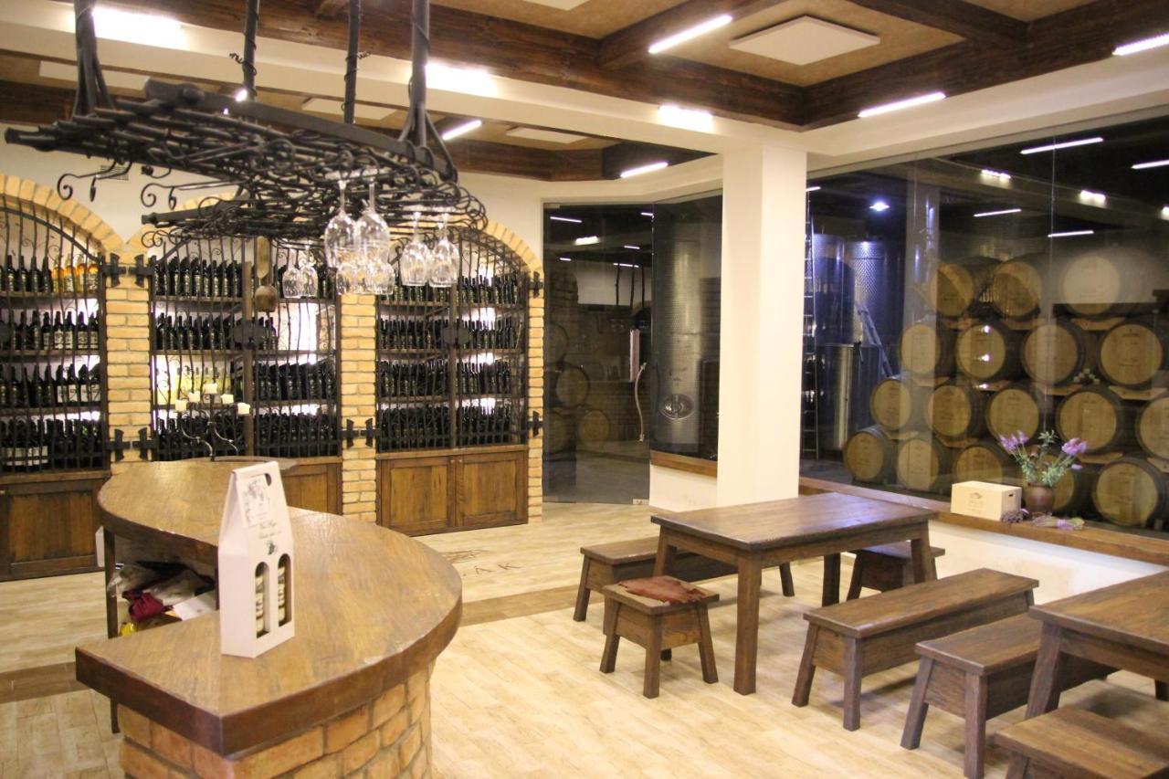 Vinne Sklepy Skalak Skalka  المظهر الخارجي الصورة